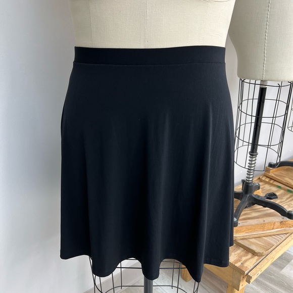 Black pull-on skirt 1X - Picture 2 of 6